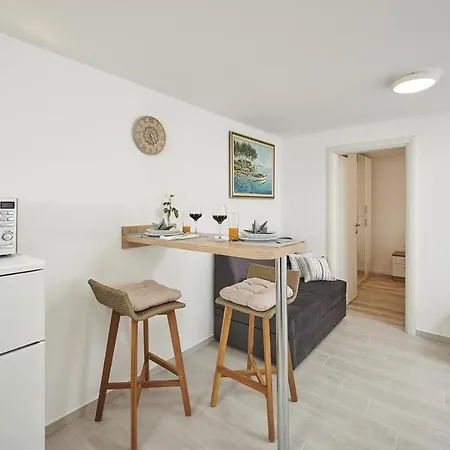 アパート Laurus トロギール